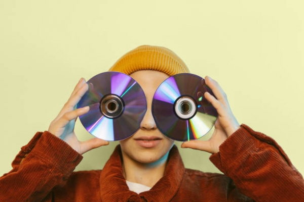 Cs. K&aacute;d&aacute;r P&eacute;ter - XXI. sz&aacute;zadi Diszk&oacute;nika, 472. A CD nagycsal&aacute;d &ndash; CD interactive harmadszor
